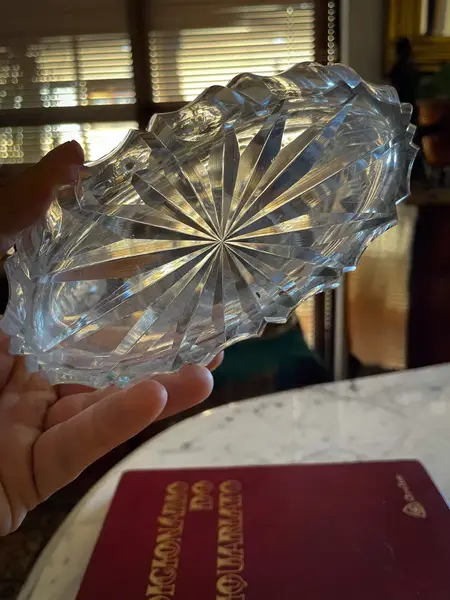 Foto de um(a) Antiga Garrafa Licoreira Jarra Em Cristal Francês Baccarat, da categoria de Garrafas. ~ Baccarat ~Antiga e majestosa garrafa licoreira em cristal francês ricamente lapidada à mão. A lapidação manual é um... Mostrado de uma perspectiva diferente. Vendido no marketplace Trésors.