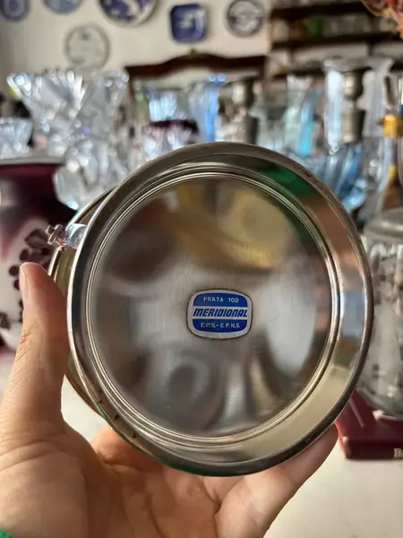 Foto de um(a) Antiga Queijeira Farinheira Açucareiro Prata Epns E Cristal, da categoria de Garrafas, potes e jarros. Antiga e finíssima queijeira/açucareiro/farinheira (são várias as utilidades para essa peça) em metal espessurado a prata,... Mostrado de uma perspectiva diferente. Vendido no marketplace Trésors.