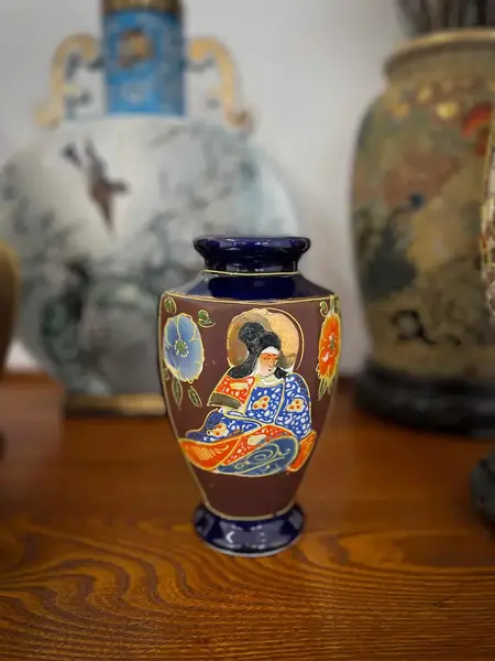 Foto de um(a) Antigo Vaso Jarro Oriental Porcelana Japonesa Satsuma Azul, da categoria de Vasos. Antigo vaso oriental em porcelana artística japonesa Satsuma, rara cor azul cobalto. Decoração toda diferente ao redor da... Mostrado de uma perspectiva diferente. Vendido no marketplace Trésors.