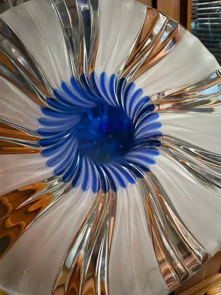 Foto de um(a) Antigos Pratos De Sobremesa Art Deco Cristal D Arques Paris, da categoria de Jogos de pratos. ~ Cristal d’Arques Paris ~Antigo e finíssimo conjunto para servir tortas e sobremesas em cristal francês doublé na cor azul,... Mostrado de uma perspectiva diferente. Vendido no marketplace Trésors.