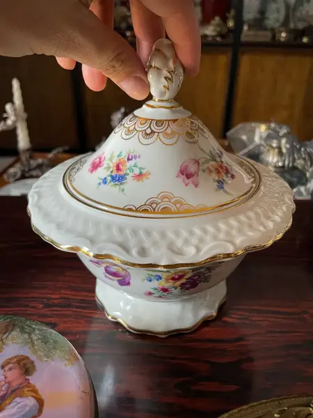 Foto de um(a) Antigo Potiche Caixa Decorativa Bomboniere Porcelana Bavaria, da categoria de Garrafas, potes e jarros. ~ Bavaria Germany ~Antiga e finíssima caixa decorativa ou potiche, bomboniere em porcelana artística alemã. Linda decoração... Mostrado de uma perspectiva diferente. Vendido no marketplace Trésors.