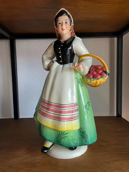 Foto de um(a) Antiga Escultura Feminina Camponesa Porcelana Italiana Lenci, da categoria de Escultura. ~ Made in Italy ~Antiga e grande escultura artística em porcelana italiana. Figura de camponesa com cesta e frutas. A peça é... Mostrado de uma perspectiva diferente. Vendido no marketplace Trésors.