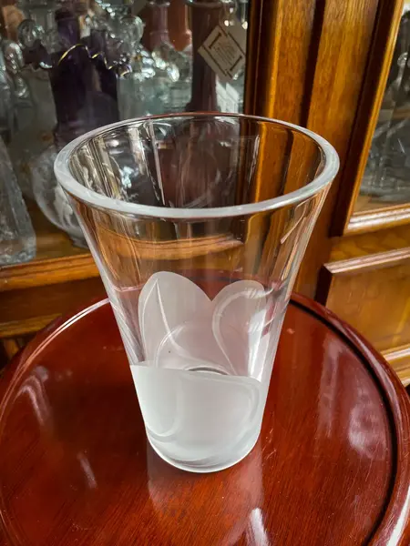 Foto de um(a) Antigo Vaso Art Deco Em Cristal Francês Darques Satiné, da categoria de Vasos. ~ Crystal D’arques ~Antigo e sofisticado vaso artístico em cristal francês lapidado à mão com decoração satiné em relevo,... Mostrado de uma perspectiva diferente. Vendido no marketplace Trésors.