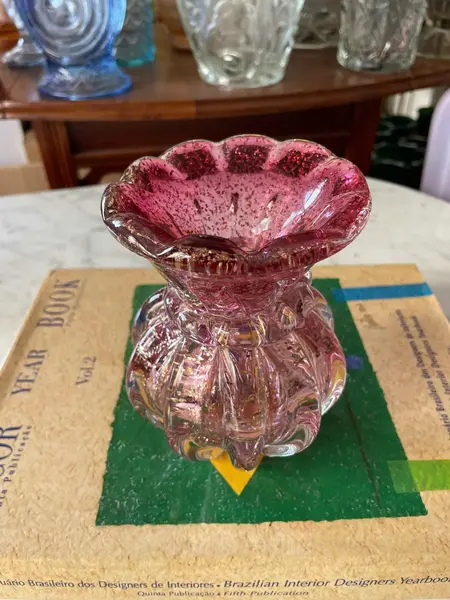 Foto de um(a) Antigo Pequeno Vaso Art Deco Murano Vermelho Com Ouro Italy Glass, da categoria de Vasos. Mix and Match!Murano com ouro é a melhor combinação que temos. Antigo vaso artístico feito à mão em Murano Italy Glass com... Mostrado de uma perspectiva diferente. Vendido no marketplace Trésors.