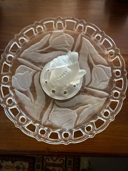 Foto de um(a) Antigo Centro De Mesa Escultura Peixe Art Deco Walther Sohne, da categoria de Centro de mesa. ~ August Walther & Sohne ~Antigo e diferente centro de mesa em vidro artístico alemão com detalhes em satiné. Grande prato... Mostrado de uma perspectiva diferente. Vendido no marketplace Trésors.