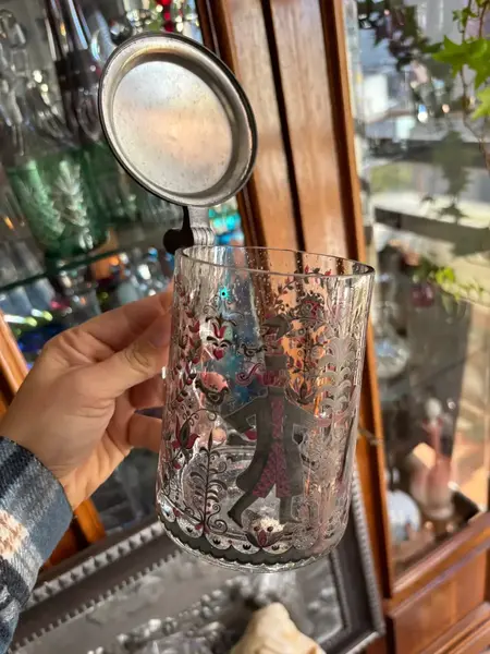 Foto de um(a) Antigo Tankard Ou Caneca De Chopp Em Murano Veneziano, da categoria de Canecas. Antigo tankard de coleção, caneco de chopp em vidro/murano artístico veneziano ricamente pintado à mão. Peça original do... Mostrado de uma perspectiva diferente. Vendido no marketplace Trésors.