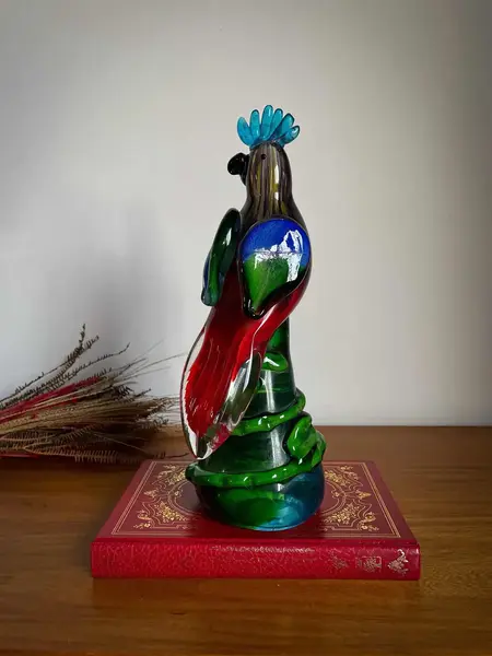 Foto de um(a) Antiga Escultura Pássaro Art Deco Original Murano Italiano, da categoria de Escultura. Antiga e exuberante escultura artística em cristal de Murano. Trabalho totalmente manual. Lindas cores em tons de verde, com... Mostrado de uma perspectiva diferente. Vendido no marketplace Trésors.