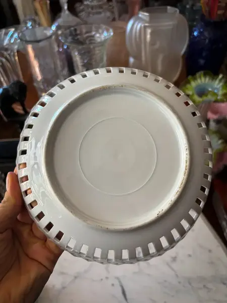 Foto de um(a) Antigo Prato Decorativo Borda Fenestrada Porcelana Schumann, da categoria de Pratos Decorativos. ~ Schumann Bavaria ~Antigo e decorarivo prato fruteira em porcelana alemã com a borda fenestrada e filete em ouro. Belíssima... Mostrado de uma perspectiva diferente. Vendido no marketplace Trésors.