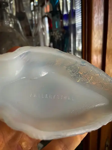 Foto de um(a) Antiga Rara Caixa De Peixe Em Opalina Francesa Vallerysthal, da categoria de Cestos e Caixas. ~ Vallerysthal ~Antiga e rara caixa decorativa no formato de peixe em opalina francesa. Assinada pela Cristallerie... Mostrado de uma perspectiva diferente. Vendido no marketplace Trésors.