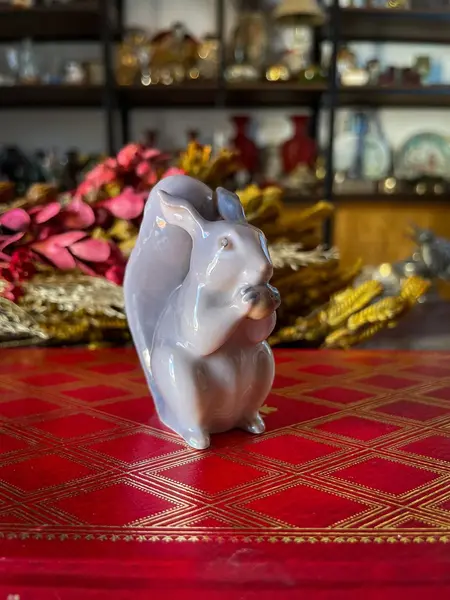 Foto de um(a) Antigo Bibelô Figurine Esquilo Porcelana Royal Copenhagen, da categoria de Modelos e estatuetas. Royal CopenhagenAntiga e rara escultura/bibelô em porcelana artística. Peça catalogada e assinada pelo artista. Item de... Mostrado de uma perspectiva diferente. Vendido no marketplace Trésors.