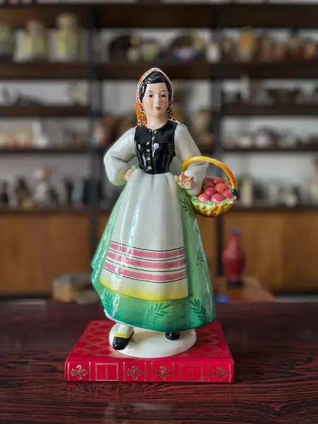 Foto de um(a) Antiga Escultura Feminina Camponesa Porcelana Italiana Lenci, da categoria de Escultura. ~ Made in Italy ~Antiga e grande escultura artística em porcelana italiana. Figura de camponesa com cesta e frutas. A peça é... Mostrado de uma perspectiva diferente. Vendido no marketplace Trésors.
