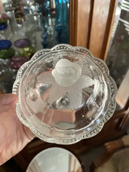 Foto de um(a) Antiga Bomboniere Compoteira Em Cristal Francês Satiné, da categoria de Garrafas, potes e jarros. Antiga bomboniere compoteira em cristal francês prensado, com detalhes em Satiné, decoração floral em relevo e acetinada.... Mostrado de uma perspectiva diferente. Vendido no marketplace Trésors.