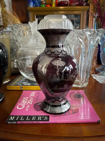Foto de um(a) Antigo Vaso Artístico Cristal Tcheco Cenas Em Prata De Lei, da categoria de Vasos. Antiga e belíssimo vaso artístico em cristal Tcheco com prata de lei. A aplicação da prata é feita à mão de forma artística.... Mostrado de uma perspectiva diferente. Vendido no marketplace Trésors.