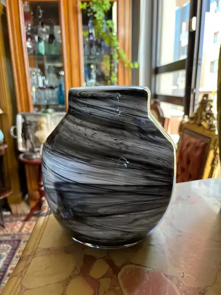 Foto de um(a) Antigo Vaso Jarro Art Deco Murano Leitoso George Davidson, da categoria de Vasos. ~ George Davidson Glass ~ Sofisticado vaso de Murano artístico nas cores preta e branca. Técnica de trabalho “Sandwich... Mostrado de uma perspectiva diferente. Vendido no marketplace Trésors.