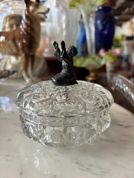 Foto de um(a) Antiga Caixa Decorativa Porta Joias Cristal E Pétit Bronze, da categoria de Porta-Jóias. Antiga caixa decorativa ou porta joias em cristal francês, pegador com figura em pétit bronze francês. Peça super diferente... Mostrado de uma perspectiva diferente. Vendido no marketplace Trésors.