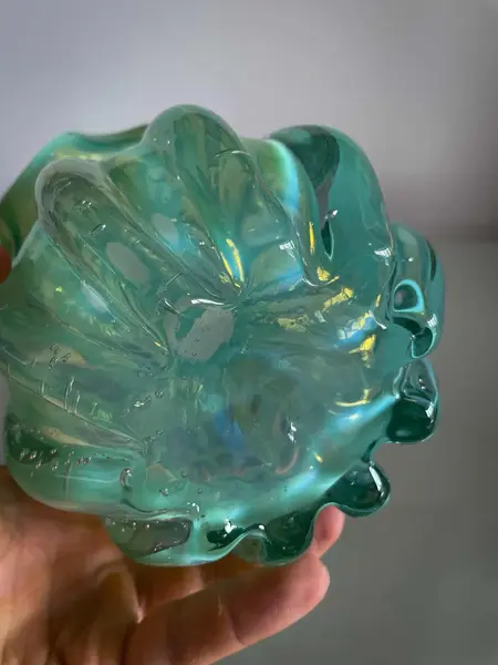 Foto de um(a) Antigo Vaso Jarro Art Deco Murano Leitoso Opalescente Verde, da categoria de Vasos. ~ Murano Opalescent Glass ~Murano opalescente é muito chique. Antigo vaso artístico feito à mão em Murano italiano... Mostrado de uma perspectiva diferente. Vendido no marketplace Trésors.