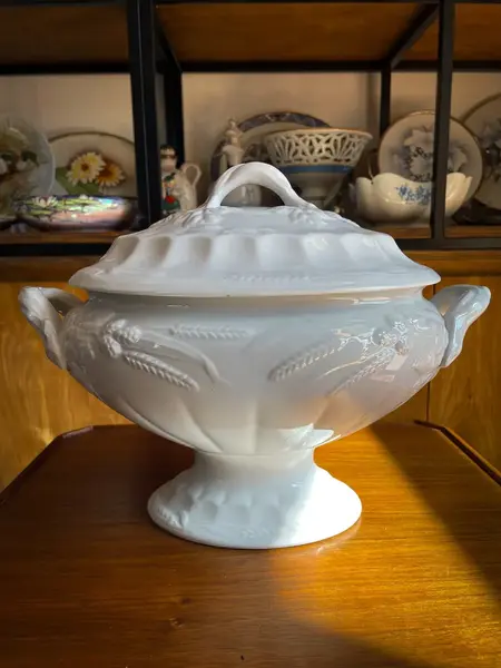Foto de um(a) Antiga Grande Sopeira Em Porcelana Inglesa Ramo De Trigo, da categoria de Terrinas de sopa. ~ J&G Meakin Hanley ~ Clássica e atemporal, esta antiga e grande sopeira em porcelana inglesa na cor branca, decoração com... Mostrado de uma perspectiva diferente. Vendido no marketplace Trésors.