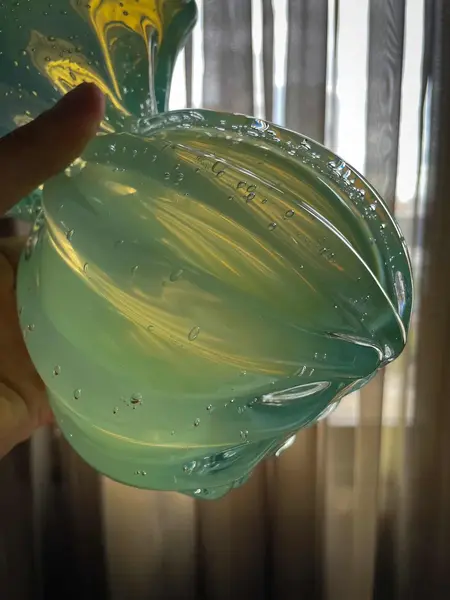 Foto de um(a) Antigo Vaso Art Deco Em Murano Verde Leitoso Opalescente, da categoria de Vasos. ~ Murano Opalescent Glass ~Murano opalescente é muito chique. Antigo vaso artístico feito à mão em Murano italiano... Mostrado de uma perspectiva diferente. Vendido no marketplace Trésors.