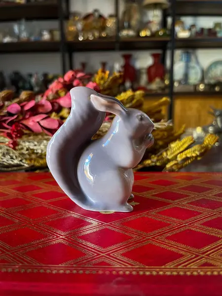 Foto de um(a) Antigo Bibelô Figurine Esquilo Porcelana Royal Copenhagen, da categoria de Modelos e estatuetas. Royal CopenhagenAntiga e rara escultura/bibelô em porcelana artística. Peça catalogada e assinada pelo artista. Item de... Mostrado de uma perspectiva diferente. Vendido no marketplace Trésors.
