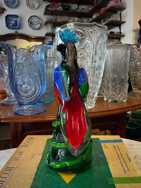 Foto de um(a) Antiga Escultura Pássaro Art Deco Original Murano Italiano, da categoria de Escultura. Antiga e exuberante escultura artística em cristal de Murano. Trabalho totalmente manual. Lindas cores em tons de verde, com... Mostrado de uma perspectiva diferente. Vendido no marketplace Trésors.