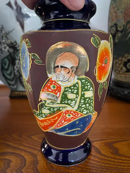 Foto de um(a) Antigo Vaso Jarro Oriental Porcelana Japonesa Satsuma Azul, da categoria de Vasos. Antigo vaso oriental em porcelana artística japonesa Satsuma, rara cor azul cobalto. Decoração toda diferente ao redor da... Mostrado de uma perspectiva diferente. Vendido no marketplace Trésors.