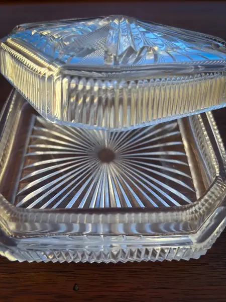 Foto de um(a) Antiga Caixa Decorativa Porta Joias Cristal Francês Baccarat, da categoria de Porta-Jóias. Antiga e especial caixa decorativa em cristal francês Baccarat, com primorosa lapidação manual.Seja como porta joias,... Mostrado de uma perspectiva diferente. Vendido no marketplace Trésors.