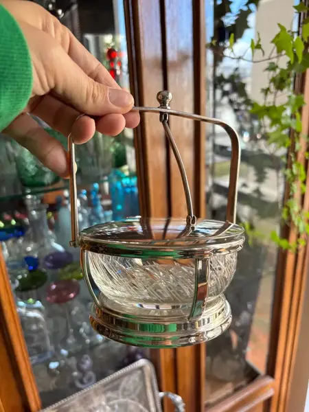 Foto de um(a) Antiga Queijeira Farinheira Açucareiro Prata Epns E Cristal, da categoria de Garrafas, potes e jarros. Antiga e finíssima queijeira/açucareiro/farinheira (são várias as utilidades para essa peça) em metal espessurado a prata,... Mostrado de uma perspectiva diferente. Vendido no marketplace Trésors.