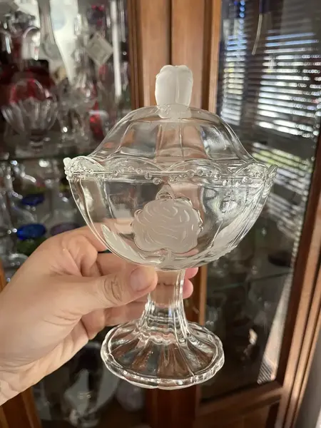 Foto de um(a) Antiga Bomboniere Compoteira Em Cristal Francês Satiné, da categoria de Garrafas, potes e jarros. Antiga bomboniere compoteira em cristal francês prensado, com detalhes em Satiné, decoração floral em relevo e acetinada.... Mostrado de uma perspectiva diferente. Vendido no marketplace Trésors.