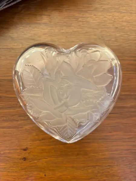 Foto de um(a) Antiga Caixa Decorativa Porta Joias Coração Cristal Satiné, da categoria de Porta-Jóias. Antiga caixa decorativa porta joias no formato de coração em cristal francês com detalhes em satiné.Medidas 8x15x15cm. Mostrado de uma perspectiva diferente. Vendido no marketplace Trésors.