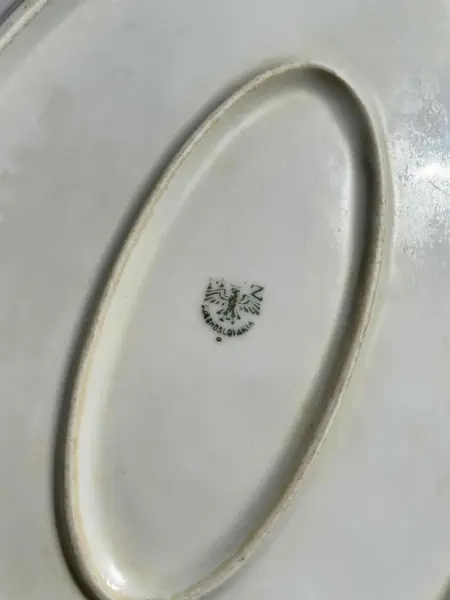 Foto de um(a) Antigo Grande Travessa Em Porcelana Floral Czechoslovakia, da categoria de Travessas e tigelas. Grande travessa em porcelana czechoslovakia, decoração floral. Medidas 36x24,5cm. Mostrado de uma perspectiva diferente. Vendido no marketplace Trésors.