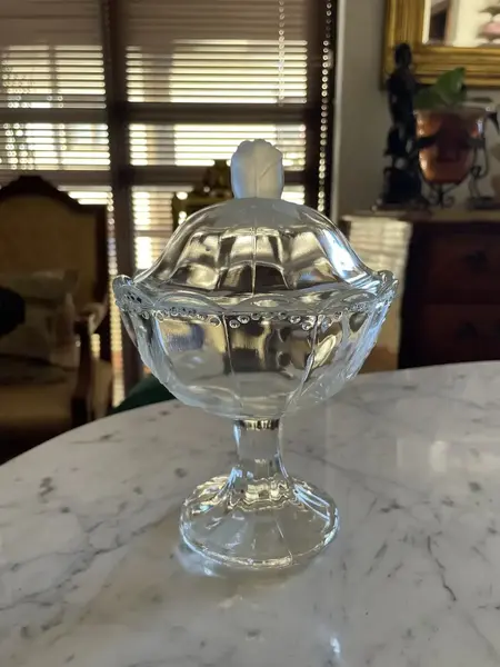 Foto de um(a) Antiga Bomboniere Compoteira Em Cristal Francês Satiné, da categoria de Garrafas, potes e jarros. Antiga bomboniere compoteira em cristal francês prensado, com detalhes em Satiné, decoração floral em relevo e acetinada.... Mostrado de uma perspectiva diferente. Vendido no marketplace Trésors.