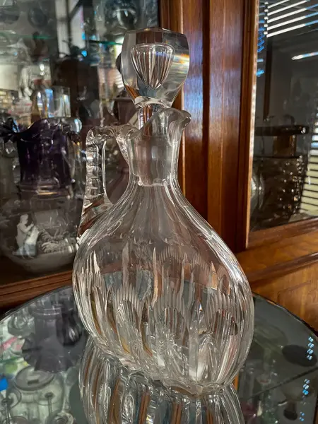 Foto de um(a) Antiga Garrafa Licoreira Jarra Em Cristal Francês Baccarat, da categoria de Garrafas. ~ Baccarat ~Antiga e majestosa garrafa licoreira em cristal francês ricamente lapidada à mão. A lapidação manual é um... Mostrado de uma perspectiva diferente. Vendido no marketplace Trésors.