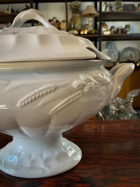 Foto de um(a) Antiga Grande Sopeira Em Porcelana Inglesa Ramo De Trigo, da categoria de Terrinas de sopa. ~ J&G Meakin Hanley ~ Clássica e atemporal, esta antiga e grande sopeira em porcelana inglesa na cor branca, decoração com... Mostrado de uma perspectiva diferente. Vendido no marketplace Trésors.