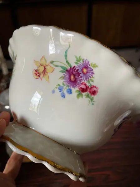 Foto de um(a) Antigo Potiche Caixa Decorativa Bomboniere Porcelana Bavaria, da categoria de Garrafas, potes e jarros. ~ Bavaria Germany ~Antiga e finíssima caixa decorativa ou potiche, bomboniere em porcelana artística alemã. Linda decoração... Mostrado de uma perspectiva diferente. Vendido no marketplace Trésors.