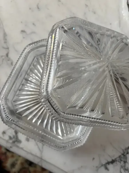 Foto de um(a) Antiga Caixa Decorativa Porta Joias Cristal Francês Baccarat, da categoria de Porta-Jóias. Antiga e especial caixa decorativa em cristal francês Baccarat, com primorosa lapidação manual.Seja como porta joias,... Mostrado de uma perspectiva diferente. Vendido no marketplace Trésors.
