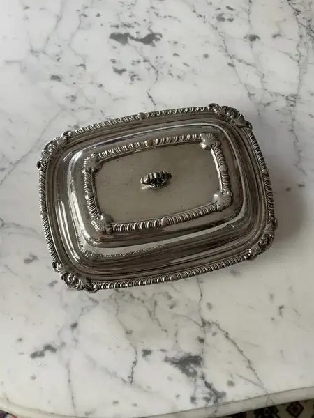 Foto de um(a) Antiga Manteigueira Inglesa Em Prata E Cristal Old English, da categoria de Garrafas, potes e jarros. Antiga e original manteigueira em metal inglês espessurado a prata, com recipiente interno em cristal. A peça encontra-se em... Mostrado de uma perspectiva diferente. Vendido no marketplace Trésors.