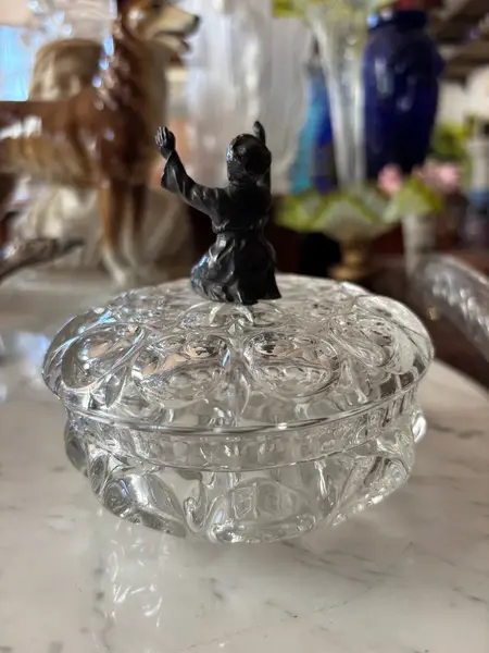 Foto de um(a) Antiga Caixa Decorativa Porta Joias Cristal E Pétit Bronze, da categoria de Porta-Jóias. Antiga caixa decorativa ou porta joias em cristal francês, pegador com figura em pétit bronze francês. Peça super diferente... Mostrado de uma perspectiva diferente. Vendido no marketplace Trésors.