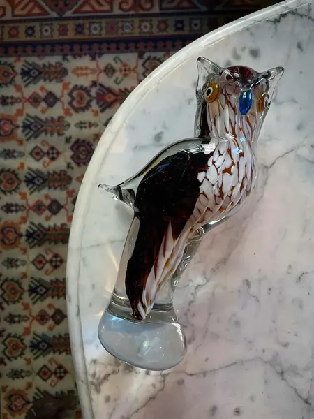 Foto de um(a) Antiga Obra Escultura De Coruja Art Deco Em Murano Italiano, da categoria de Escultura. ~ Italy Glass ~Belíssima escultura de coruja feita à mão em Murano artístico. Símbolo da inteligência e da sabedoria, a... Mostrado de uma perspectiva diferente. Vendido no marketplace Trésors.