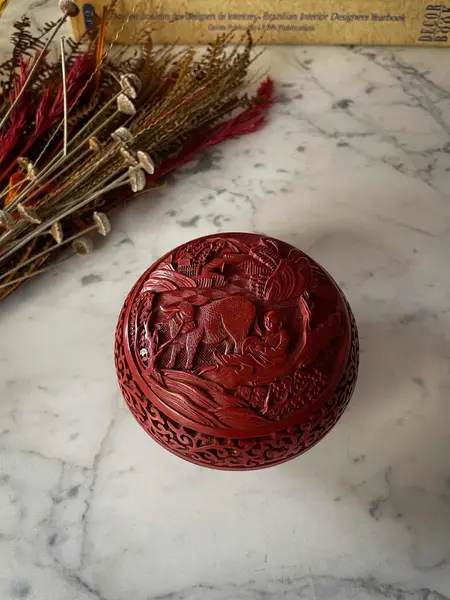 Foto de um(a) Antiga Caixa Decorativa Potiche Porta Joias Japonês Cinnabar, da categoria de Cestos e Caixas. Antiga e linda caixa decorativa porta joias oriental em bronze, técnica Cloisonné com laca vermelha dita Cinnabar, a parte... Mostrado de uma perspectiva diferente. Vendido no marketplace Trésors.