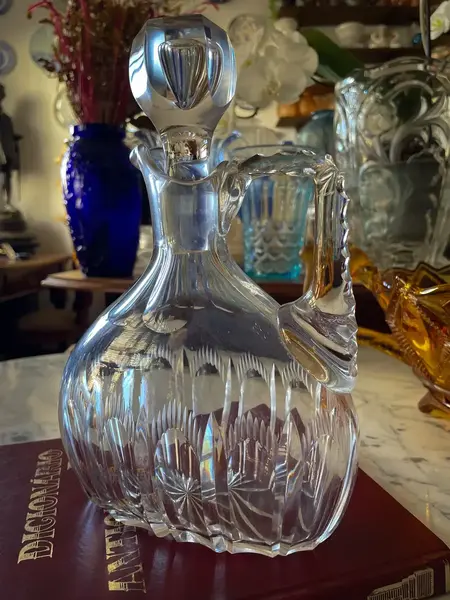Foto de um(a) Antiga Garrafa Licoreira Jarra Em Cristal Francês Baccarat, da categoria de Garrafas. ~ Baccarat ~Antiga e majestosa garrafa licoreira em cristal francês ricamente lapidada à mão. A lapidação manual é um... Mostrado de uma perspectiva diferente. Vendido no marketplace Trésors.