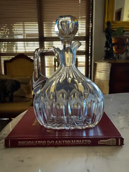 Foto de um(a) Antiga Garrafa Licoreira Jarra Em Cristal Francês Baccarat, da categoria de Garrafas. ~ Baccarat ~Antiga e majestosa garrafa licoreira em cristal francês ricamente lapidada à mão. A lapidação manual é um... Mostrado de uma perspectiva diferente. Vendido no marketplace Trésors.