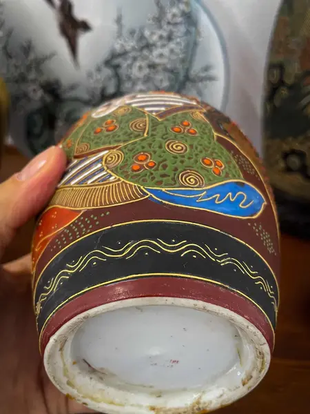 Foto de um(a) Antigo Raro Vaso Oriental Japonesa Porcelana Satsuma Pintado, da categoria de Vasos. Antigo vaso oriental em porcelana artística japonesa Satsuma, diferente formato bojudo e decoração toda diferente ao redor... Mostrado de uma perspectiva diferente. Vendido no marketplace Trésors.