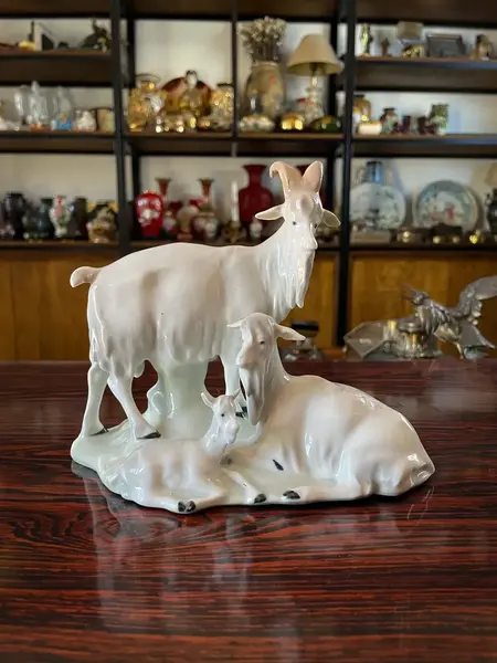 Foto de um(a) Antiga Escultura Bloco Escultórico Cabra Em Porcelana Alemã, da categoria de Escultura. Antigo bloco escultórico representando família de cabras, uma graça! Peça artística, em porcelana alemã, com selo da... Mostrado de uma perspectiva diferente. Vendido no marketplace Trésors.