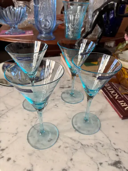 Foto de um(a) Antigo Conjunto Quatro Taças Martini Cristal Villeroy Boch, da categoria de Taças. Belíssimo conjunto com quatro grandes taças para Martini em cristal alemão, da Cristallerie Villeroy & Boch. Modelo Acqua... Mostrado de uma perspectiva diferente. Vendido no marketplace Trésors.