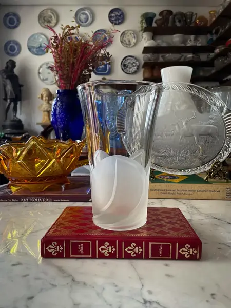 Foto de um(a) Antigo Vaso Art Deco Em Cristal Francês Darques Satiné, da categoria de Vasos. ~ Crystal D’arques ~Antigo e sofisticado vaso artístico em cristal francês lapidado à mão com decoração satiné em relevo,... Mostrado de uma perspectiva diferente. Vendido no marketplace Trésors.