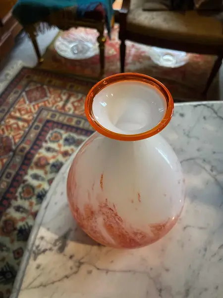 Foto de um(a) Antigo Vaso Jarro Art Deco Murano Italiano Leitoso Laranja, da categoria de Vasos. ~ Italy Glass ~Belíssimo vaso artístico em Murano branco leitoso com rajados em tons de laranja e vermelho. O bocal tem uma... Mostrado de uma perspectiva diferente. Vendido no marketplace Trésors.