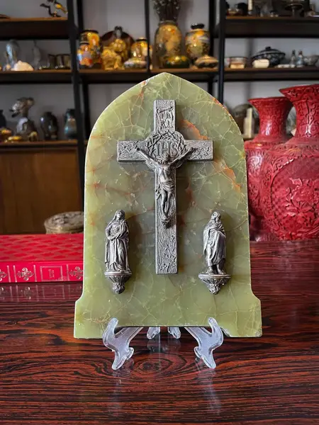 Foto de um(a) Arte Sacra Antigo Raro Cristo Crucifixo Pedra Ônix E Prata, da categoria de Objetos religiosos e espirituais. Antigo e excepcional crucifixo de parede com base em pedra ônix e metais nobres, bronze no fundo e imagens em prata. Peça... Mostrado de uma perspectiva diferente. Vendido no marketplace Trésors.