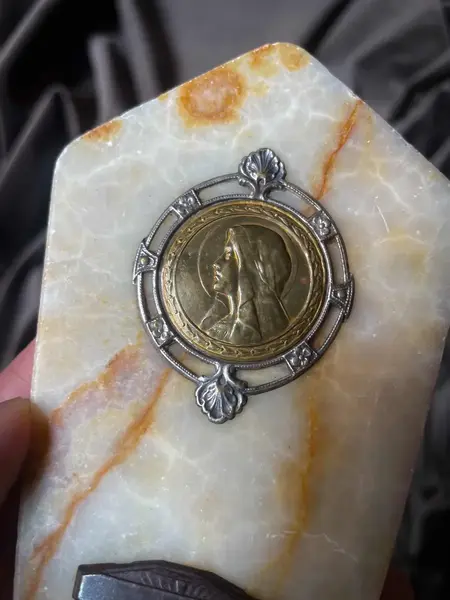Foto de um(a) Arte Sacra Antiga Plaquinha Decorativa Santa Mármore Itália, da categoria de Objetos religiosos e espirituais. Antiga plaquinha artística feita à mão em mármore italiano, com medalhão central em metais nobres. Peça feita à mão. Muito... Mostrado de uma perspectiva diferente. Vendido no marketplace Trésors.