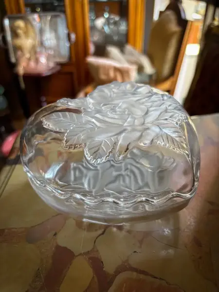 Foto de um(a) Antiga Caixa Decorativa Porta Joias Coração Cristal Satiné, da categoria de Porta-Jóias. Antiga caixa decorativa porta joias no formato de coração em cristal francês com detalhes em satiné.Medidas 8x15x15cm. Mostrado de uma perspectiva diferente. Vendido no marketplace Trésors.