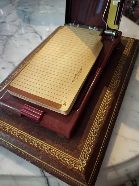 Foto de um(a) Antigo Raro Porta Blocos Art Deco Baquelite E Couro Italiano, da categoria de Itens de Escritório. Antigo e raro bloco para escritório em baquelite e couro italiano e com fios de ouro. A peça está toda original do século... Mostrado de uma perspectiva diferente. Vendido no marketplace Trésors.